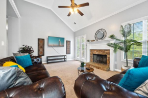 4BR house with Garage, Backyard porch & Fireplace
